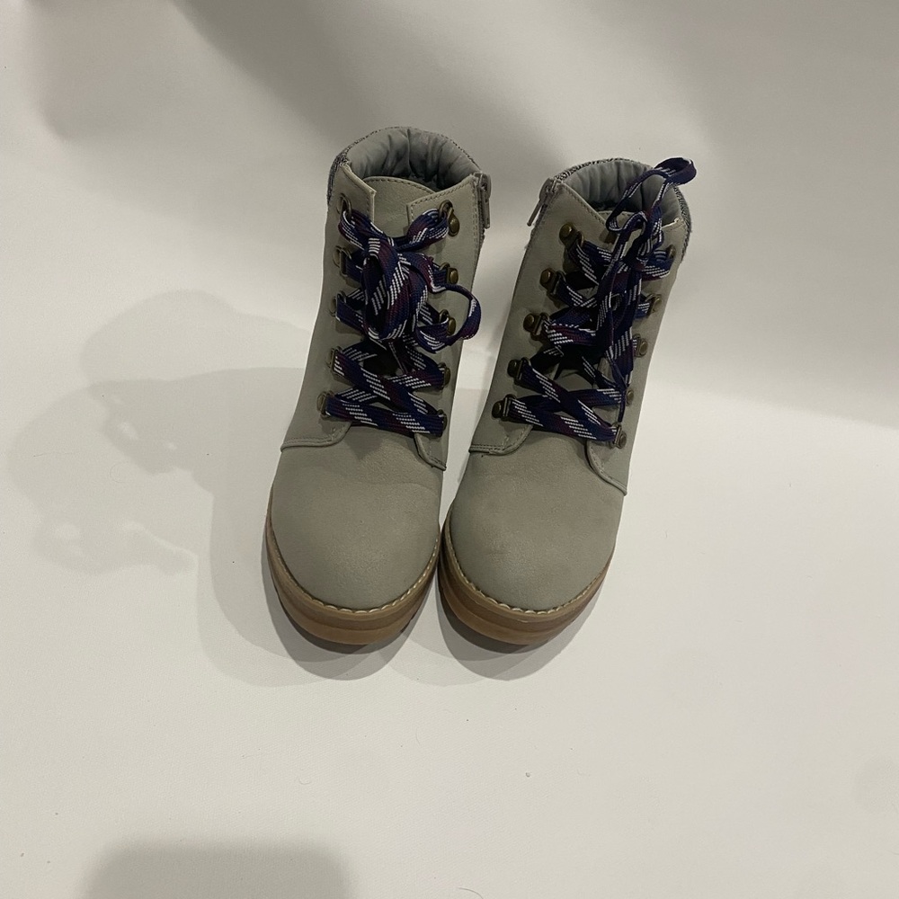 Maurices Penny Wedge Ankle Boot Women's Sz 9 Gray Suede Lace Up - Picture 2 of 7